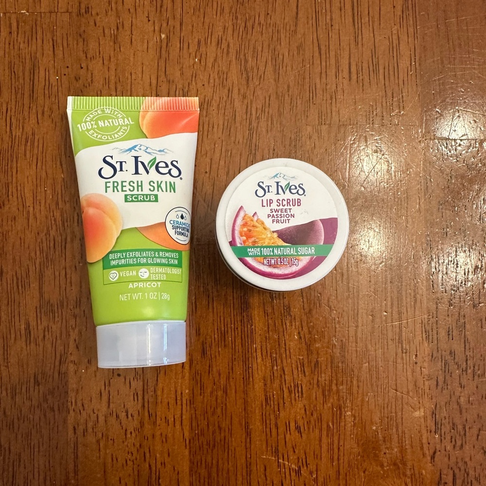 St. Ives Fresh Skin Scrub Mini and Lip Scrub Set